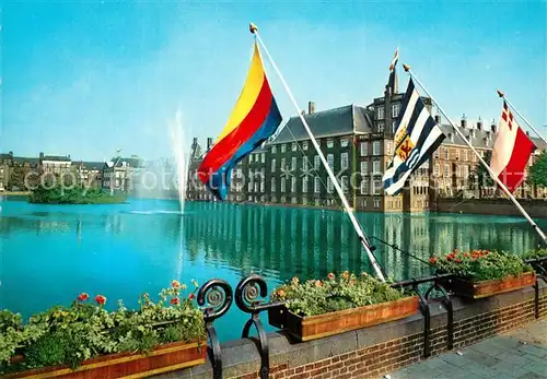 AK / Ansichtskarte s Gravenhage Buitenhof met regeringsgebouwen Regierungsgebaeude Fahnen s Gravenhage