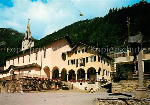Finhaut Aucentre du village la cure et leglise avec vue sur Les Perrons Finhaut