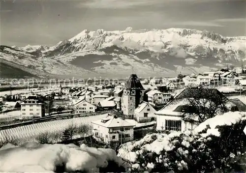 AK / Ansichtskarte Vaduz F?rstentum Liechtenstein Rotes Haus mit Kreuzberge Vaduz