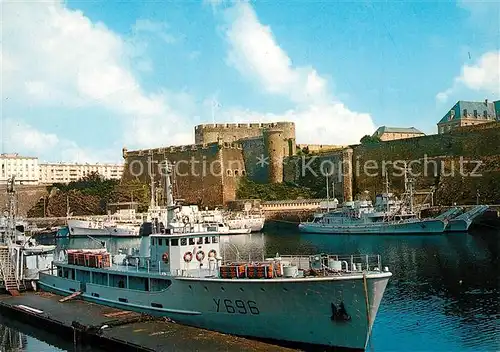 AK / Ansichtskarte Brest_Finistere Chateau et la Penfeld Harbour Boats Brest_Finistere