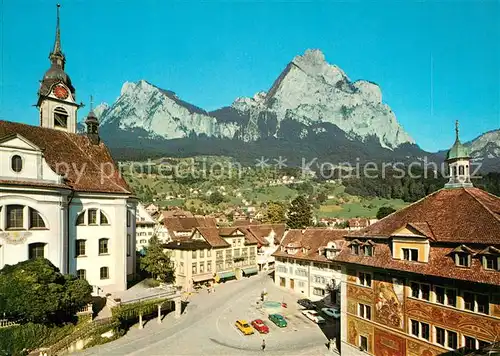 AK / Ansichtskarte Schwyz Stadtansicht mit Blick zu den Mythen Schwyz