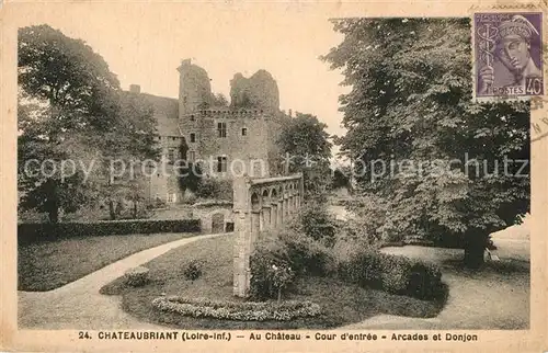 AK / Ansichtskarte Chateaubriant Chateau Cour d entree Arcades Donjon Chateaubriant