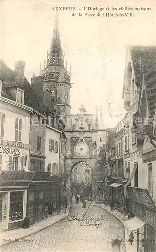 AK / Ansichtskarte Auxerre Horloge et les vieilles maisons de la Place de lHotel de Ville Auxerre