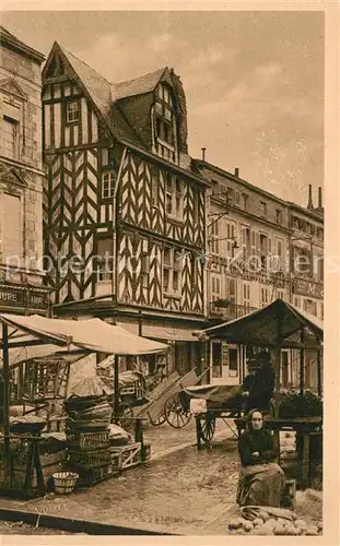 AK / Ansichtskarte La_Rochelle_Charente Maritime Vieille Maison sur la Place du Marche La_Rochelle