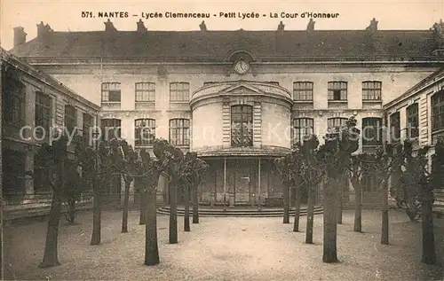 AK / Ansichtskarte Nantes_Loire_Atlantique Lycee Clemenceau Petit Lycee Cour d Honneur Nantes_Loire_Atlantique