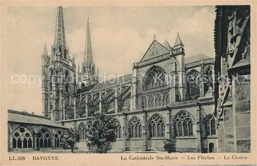 AK / Ansichtskarte Bayonne_Pyrenees_Atlantiques Cathedrale Sainte Marie les Fleches et le Cloitre Bayonne_Pyrenees