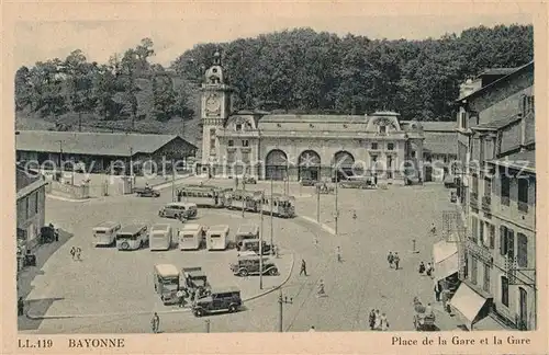 AK / Ansichtskarte Bayonne_Pyrenees_Atlantiques Place de la Gare et la gare tram Bayonne_Pyrenees