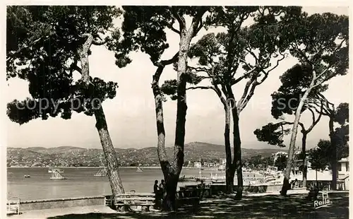 AK / Ansichtskarte Juan les Pins Vue sur le Golfe Juan depuis la Pinede Collection La Cote d Azur Juan les Pins