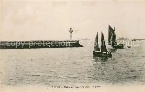 AK / Ansichtskarte Brest_Finistere Bateaux pecheurs dans la passe Brest_Finistere