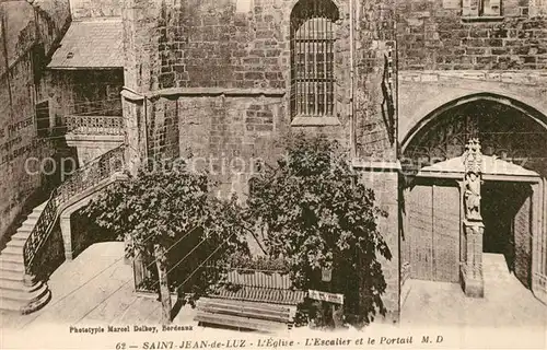 AK / Ansichtskarte Saint Jean de Luz Eglise Escalier et le Portail Saint Jean de Luz