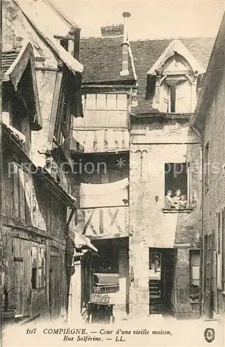 AK / Ansichtskarte Compiegne_Oise Cour d une vieille maison Rue Solferino Compiegne Oise