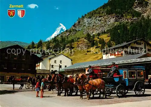 AK / Ansichtskarte Zermatt_VS Bahnhofsplatz mit Kutschen Zermatt_VS