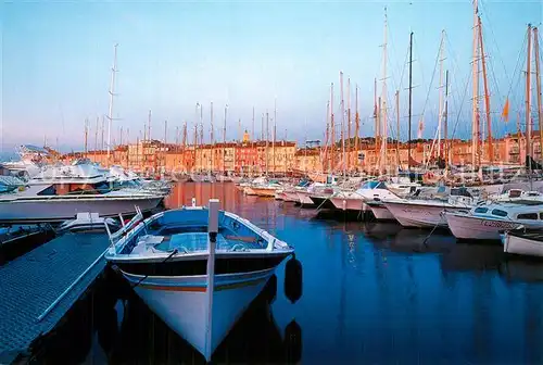 AK / Ansichtskarte Saint_Tropez_Var Promis Gucken in St. Tro  Yachthafen Saint_Tropez_Var