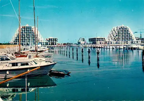 AK / Ansichtskarte La_Grande Motte Le port et des immeubles ultra modernes La_Grande Motte