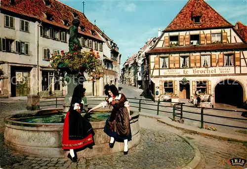 AK / Ansichtskarte Barr_Bas Rhin Alsaciennes Costumes Fontaine Hotel Restaurant Barr Bas Rhin
