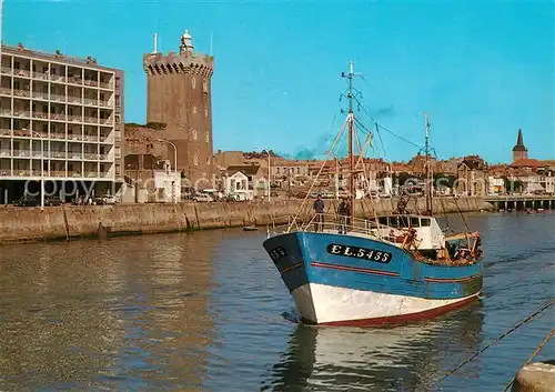 Les_Sables d_Olonne Sortie du Port et Tour d Arundel Bateau de peche Les_Sables d_Olonne