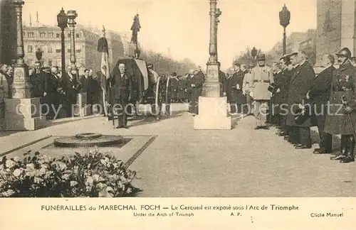 AK / Ansichtskarte Paris Funerailles du Marechal Foch Le Cercueil est expose sous l Arc de Triomphe Paris