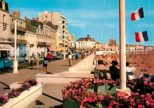 AK / Ansichtskarte Les_Sables d_Olonne Le remblai et la plage Les_Sables d_Olonne