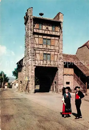 AK / Ansichtskarte Thann_Haut_Rhin_Elsass Porte de Thann a Cernay Costumes Trachten Thann_Haut_Rhin_Elsass