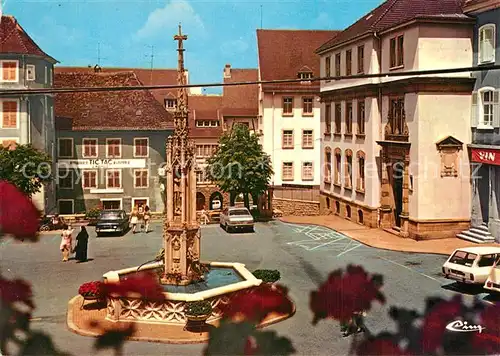 AK / Ansichtskarte Altkirch_Elsass Fontaine Place de la Mairie au fond la vieille porte Altkirch Elsass