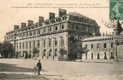 AK / Ansichtskarte Vincennes Cour du Chateau Pavillon du Roi Caserne Ecole d Administration Vincennes