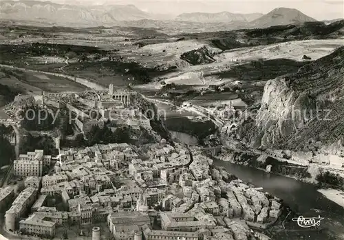 AK / Ansichtskarte Sisteron Vue panoramique aerienne et la Vallee de la Durance les Alpes Dauphinoises Sisteron