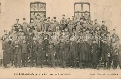 AK / Ansichtskarte Auxerre 4me Regime d Infanterie Sous Officiers Auxerre
