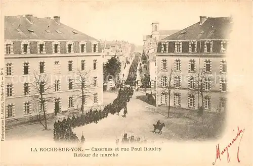 AK / Ansichtskarte La_Roche sur Yon Casernes et Rue Paul Baudry Retour de marche Soldats Militaire La_Roche sur Yon