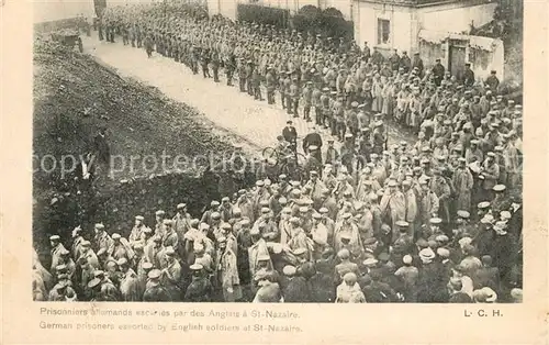 AK / Ansichtskarte Saint Nazaire_Loire Atlantique Prisonniers allemands escortes par des Anglais Grande Guerre 1. Weltkrieg Saint Nazaire
