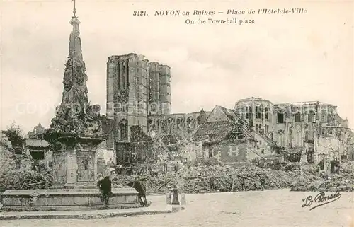 AK / Ansichtskarte Noyon_Oise Place de l Hotel de Ville Ruines Grande Guerre Truemmer 1. Weltkrieg Noyon_Oise