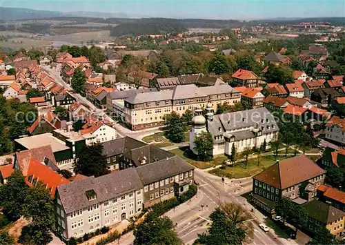 AK / Ansichtskarte Clausthal Zellerfeld Fliegeraufnahme Marktkirche Oberbergamt Universit?t Rathaus Clausthal Zellerfeld