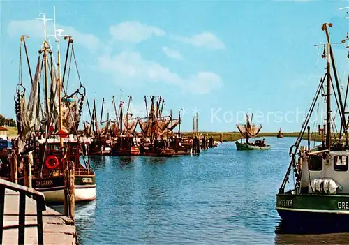 AK / Ansichtskarte Greetsiel Krabbenkutter im Hafen Greetsiel