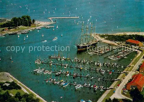 AK / Ansichtskarte Travemuende_Ostseebad Fliegeraufnahme Hafen Travemuende_Ostseebad