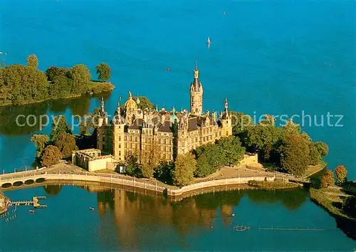 AK / Ansichtskarte Schwerin_Mecklenburg Schloss Fliegeraufnahme Schwerin_Mecklenburg