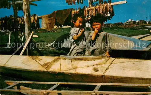 AK / Ansichtskarte Eskimos_Inuit Children in Sealskin Kayak Alaska Eskimos Inuit