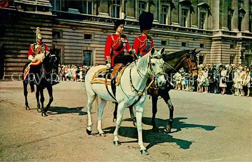 AK / Ansichtskarte Adel_England Queen Elizabeth II. Prince Philip Buckingham Palace London Adel_England