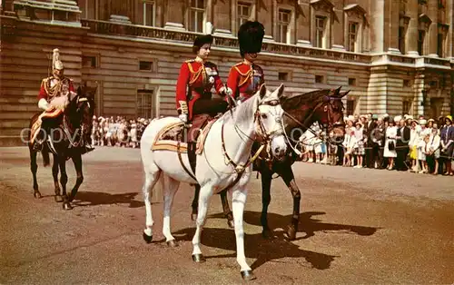 AK / Ansichtskarte Adel_England Queen Elizabeth II. Prince Philip Buckingham Palace London Adel_England