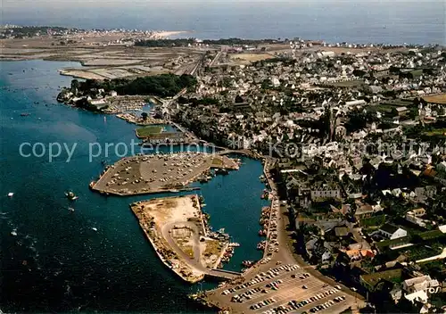 AK / Ansichtskarte Le_Croisic Vue generale aerienne sur le port et les salines Le_Croisic
