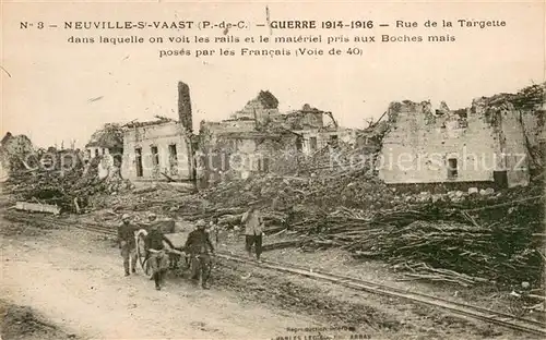 AK / Ansichtskarte Neuville Saint Vaast Rue de la Targette dans laquelle on voit les rails et le materiel pris aux Boches Neuville Saint Vaast