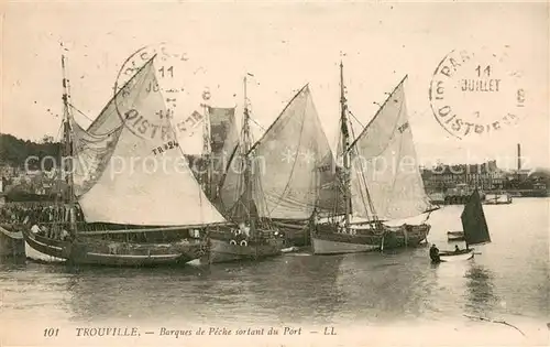 AK / Ansichtskarte Trouville sur Mer Barques de peche sortant du port Trouville sur Mer