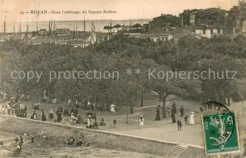 AK / Ansichtskarte Royan_Charente Maritime Sous lombrage du Square Botton Royan Charente Maritime