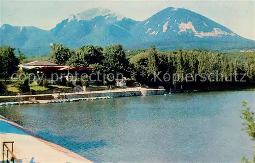 AK / Ansichtskarte Shelesnowodsk_Schelesnowodsk Blick ueber den See zu den Bergen 