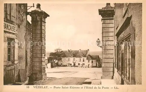 AK / Ansichtskarte Vezelay Porte Saint Etienne et lHotel de la Poste Vezelay