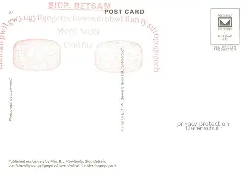 AK / Ansichtskarte Llanfairpwllgwyngyll Street scene in the village 