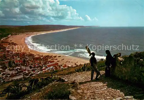 AK / Ansichtskarte Nazare_Portugal Typical costumes and beach Nazare Portugal