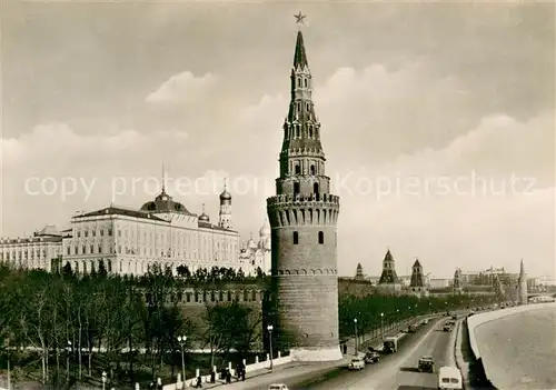 AK / Ansichtskarte Moskau_Moscou Kreml Uferstrasse an der Moskwa Wehrturm Moskau Moscou