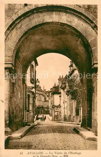 AK / Ansichtskarte Avallon La Voûte de l Horloge et la Grande Rue Avallon