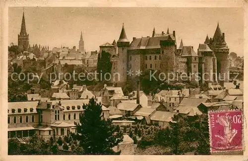 AK / Ansichtskarte Vitre_d_Ille et Vilaine Vue densemble du Chateau un des plus beau speciemens bretons de larchitecture militaire du Moyen age Vitre_d_Ille et Vilaine