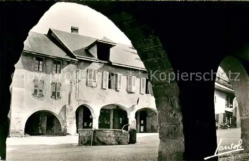 AK / Ansichtskarte Alby sur Cheran La Place et les Vieilles Arcades Alby sur Cheran