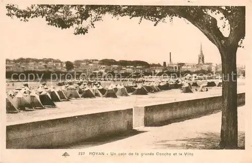 AK / Ansichtskarte Royan_Charente Maritime Un coin de la grande Conche et la Ville Royan Charente Maritime